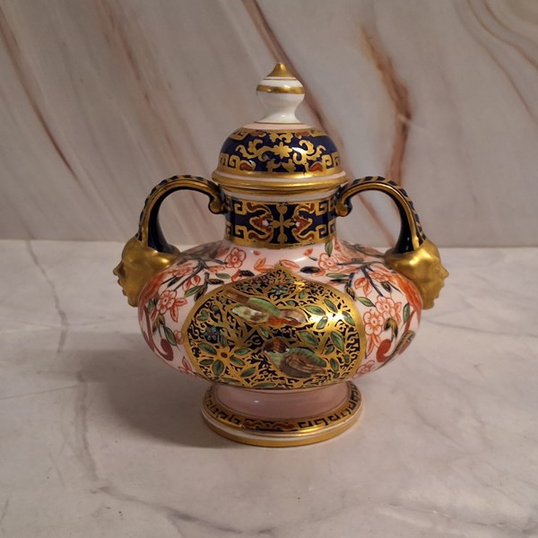 Lot 1077 - IMARI LIDDED URN