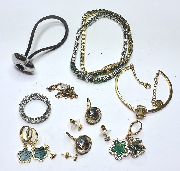 Lot 1072 - JEWELLERY