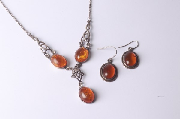 Lot 1047 - NECKLACE & EARRINGS