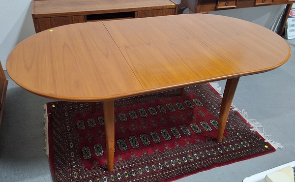 Lot 389 - DINING TABLE