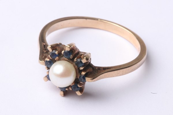 Lot 1017 - GOLD RING