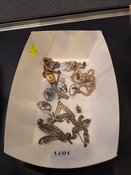 Lot 1071 - JEWELLERY