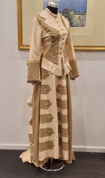 Lot 1458 - REPLICA COSTUME