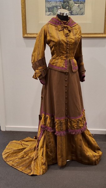 Lot 1456 - REPLICA COSTUME