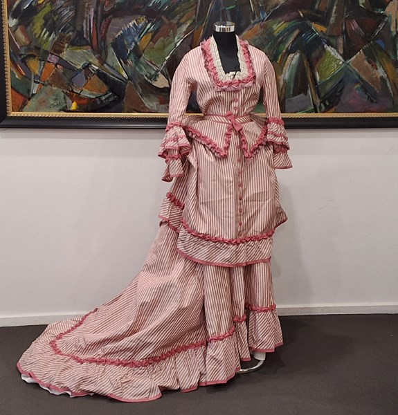 Lot 1457 - REPLICA COSTUME