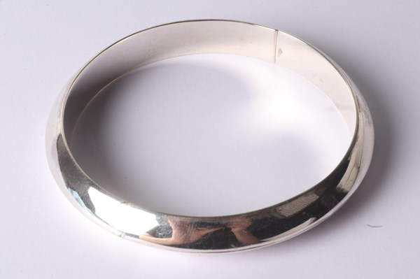 Lot 1060 - SILVER BANGLE