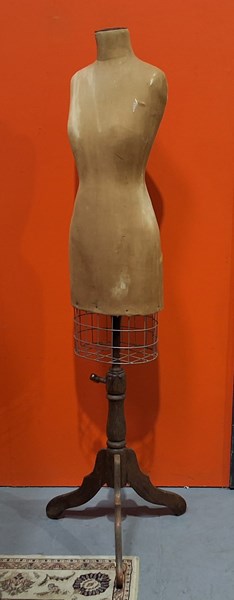 Lot 1455 - VINTAGE MANNEQUIN