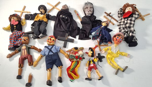 Lot 1398 - PUPPETS