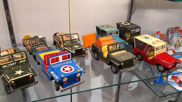 Lot 1440 - TINPLATE JEEP TOYS