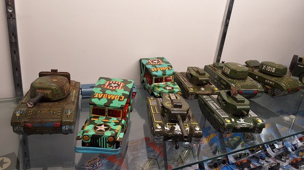 Lot 1434 - TINPLATE TOYS