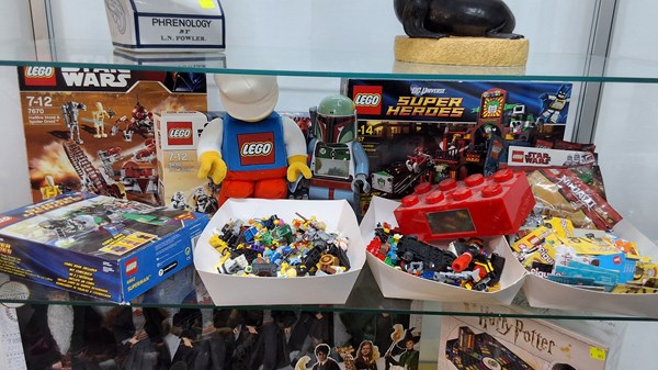 Lot 1382 - LEGO