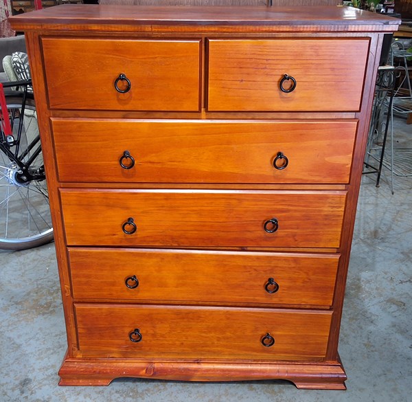 Lot 117 - CHEST OF DRAWERS