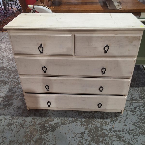 Lot 161 - CHEST OF DRAWERS