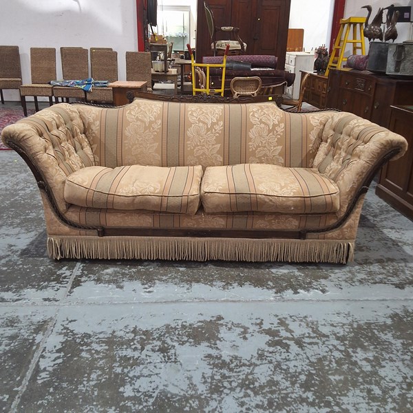 Lot 89 - SETTEE