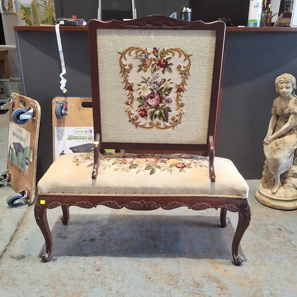 Lot 140 - STOOL AND SCREEN