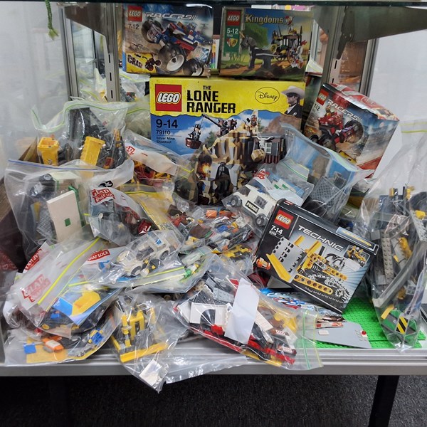 Lot 1405 - LEGO