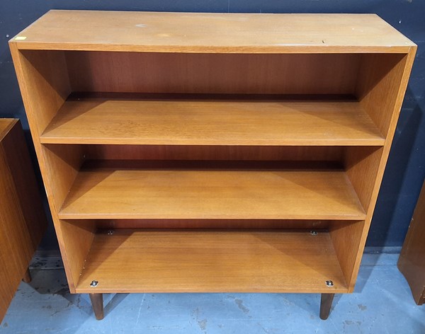 Lot 331 - BOOKSHELF