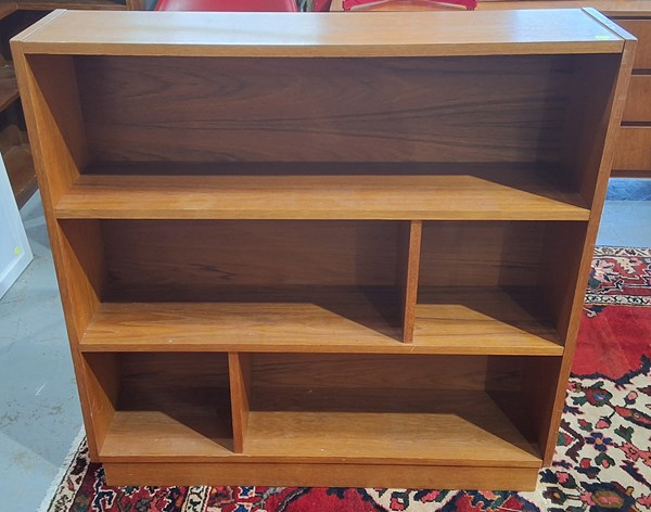 Lot 317 - BOOKSHELF