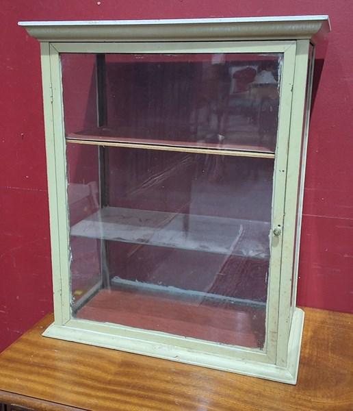 Lot 92 - DISPLAY CABINET