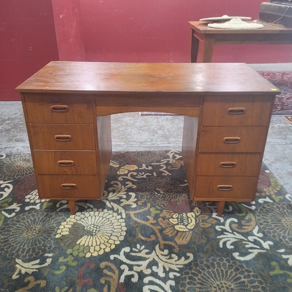 Lot 309 - DESK