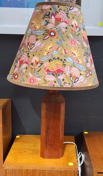 Lot 332 - TABLE LAMP