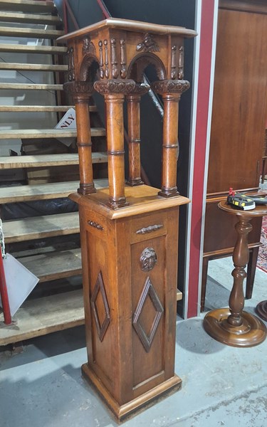 Lot 6 - PEDESTAL