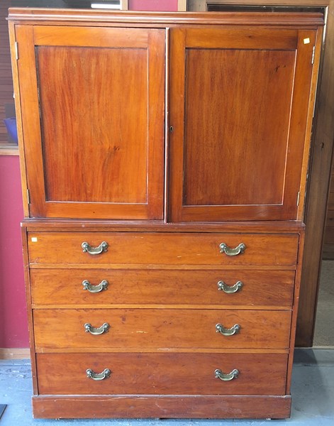 Lot 63 - GENTLEMENS WARDROBE