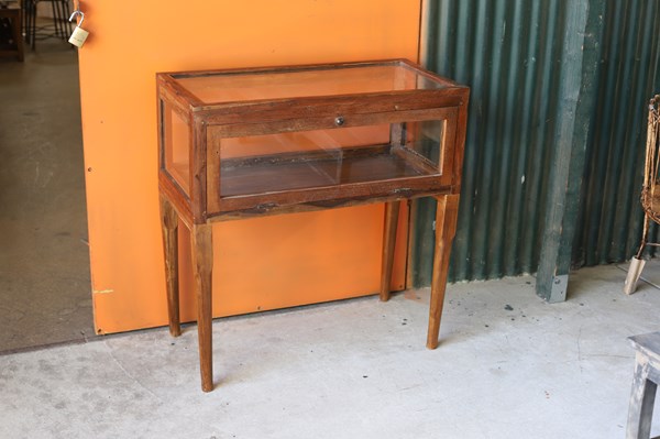 Lot 10 - DISPLAY CABINET