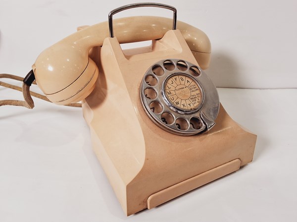 Lot 1370 - TELEPHONE