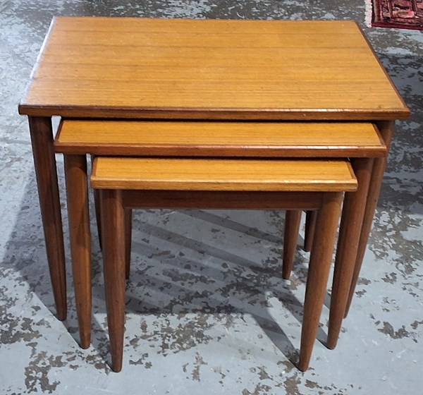 Lot 304 - NEST OF TABLES