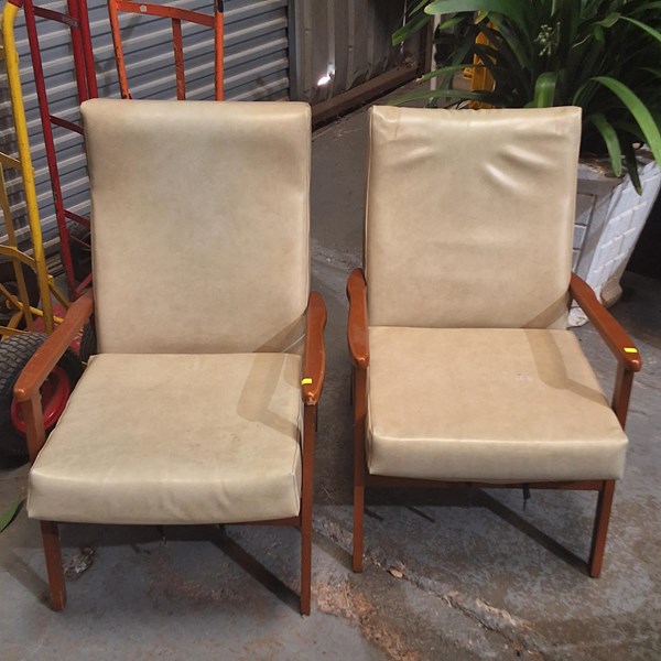 Lot 345 - LOUNGE CHAIRS