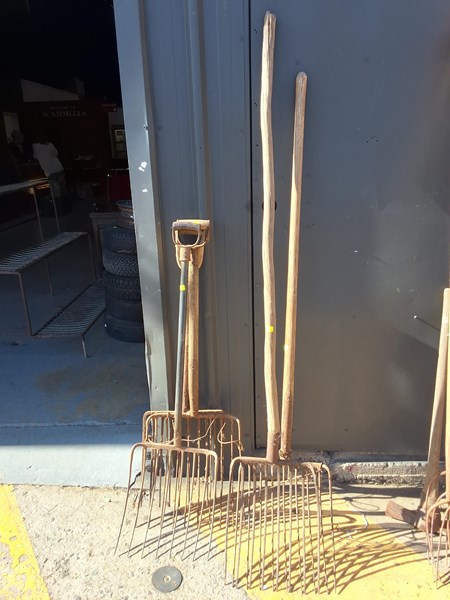 Lot 302 - HAY FORKS