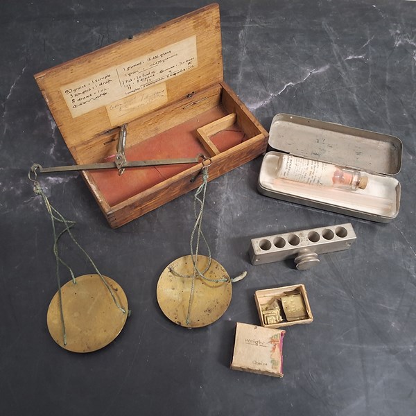 Lot 1193 - APOTHECARY'S REQUISITES