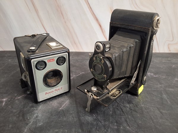 Lot 1204 - CAMERAS