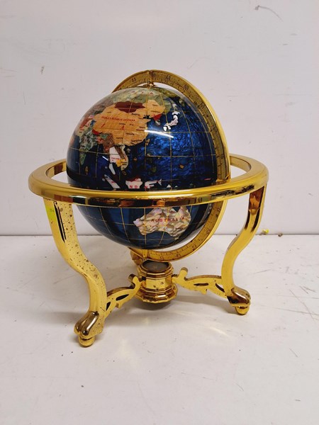 Lot 1102 - GLOBE