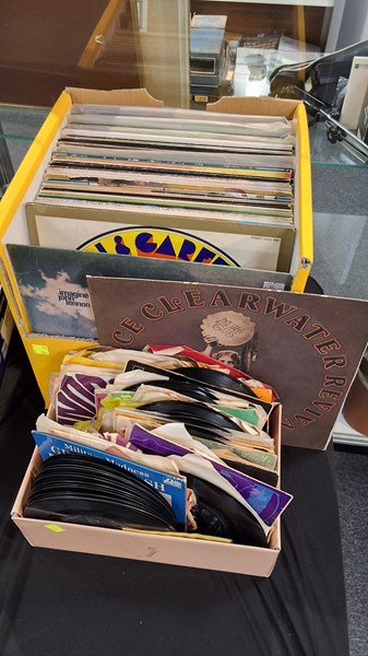 Lot 1331 - VINYL RECORDS