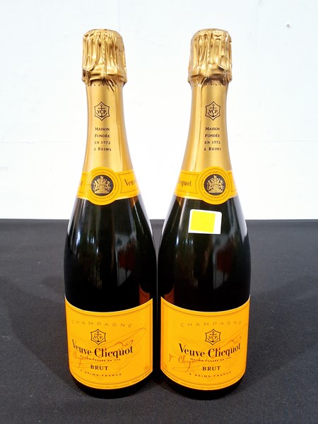 Lot 11 - VEUVE CLICQUOT