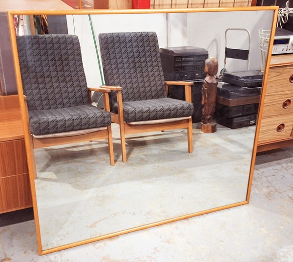 Lot 366 - WALL MIRROR