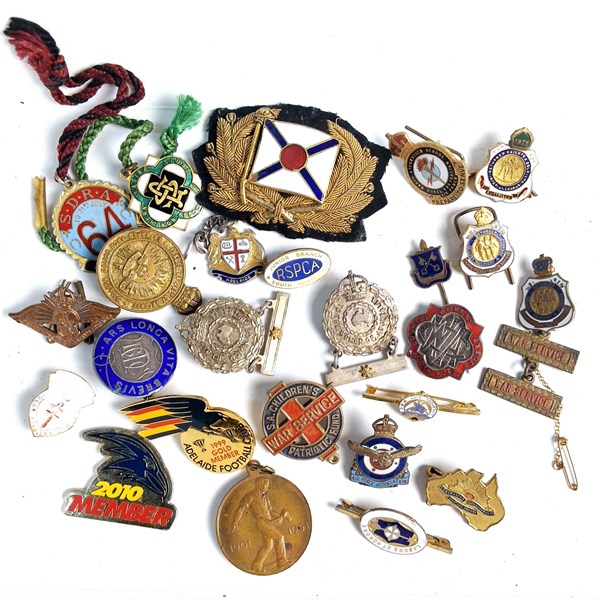 Lot 1068 - BADGES