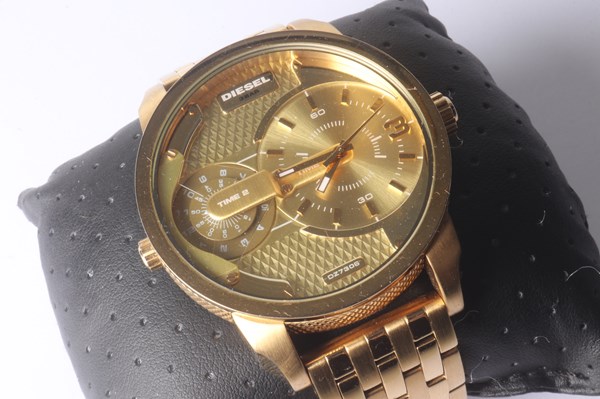 Lot 1039 - FASHION WATCH