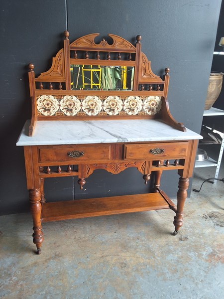 Lot 394 - WASH STAND