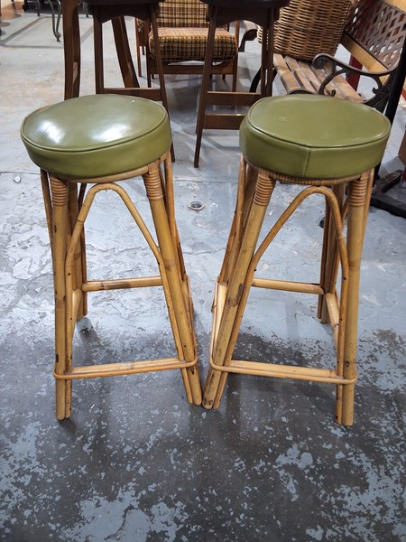 Lot 393 - STOOLS