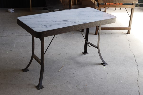 Lot 394 - DINING TABLE