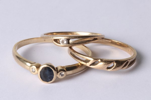 Lot 1026 - GOLD RINGS