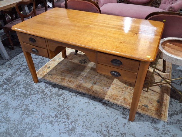 Lot 139 - DESK