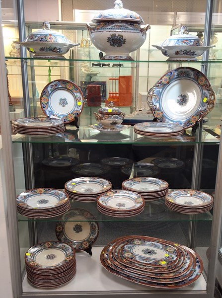 Lot 1220 - DINNER SETTING