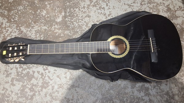 Lot 1384 - GUITAR