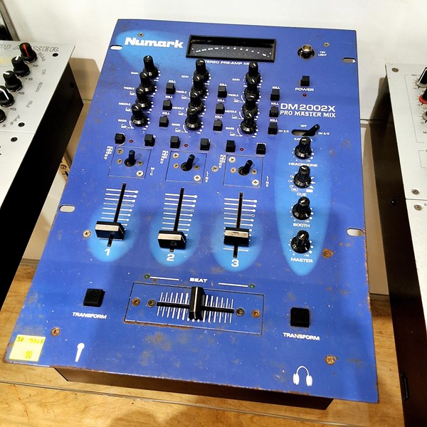 Lot 1394 - NUMARK MIXER