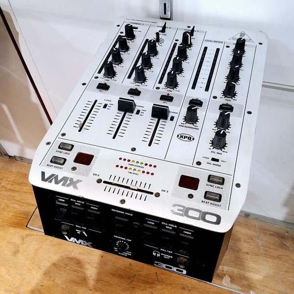 Lot 1396 - BEHRINGER MIXER