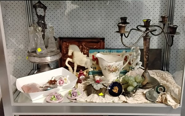 Lot 1240 - HOME DECOR